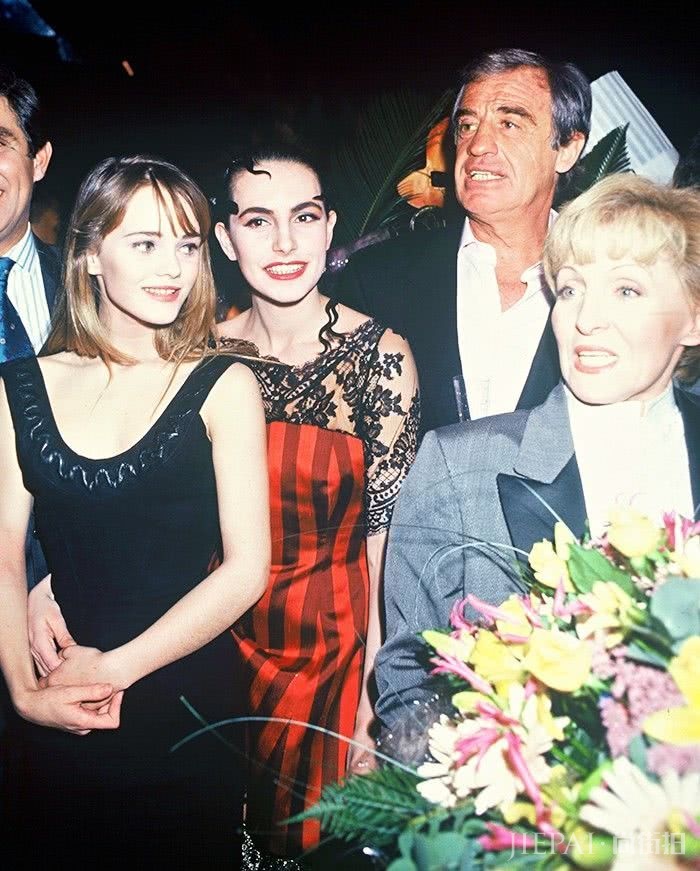 她是著名的牙缝美人,年少走红遭谩骂,曾同浪子德普交往14年