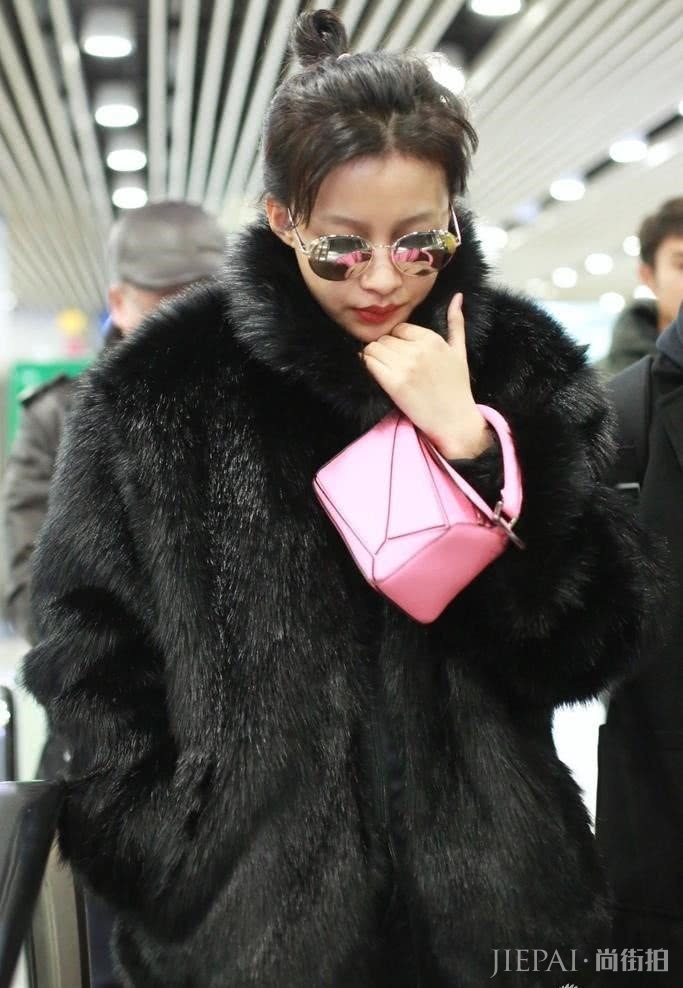 90后女明星开始穿皮草了,孙怡耍酷,徐璐清爽,潮味十足!