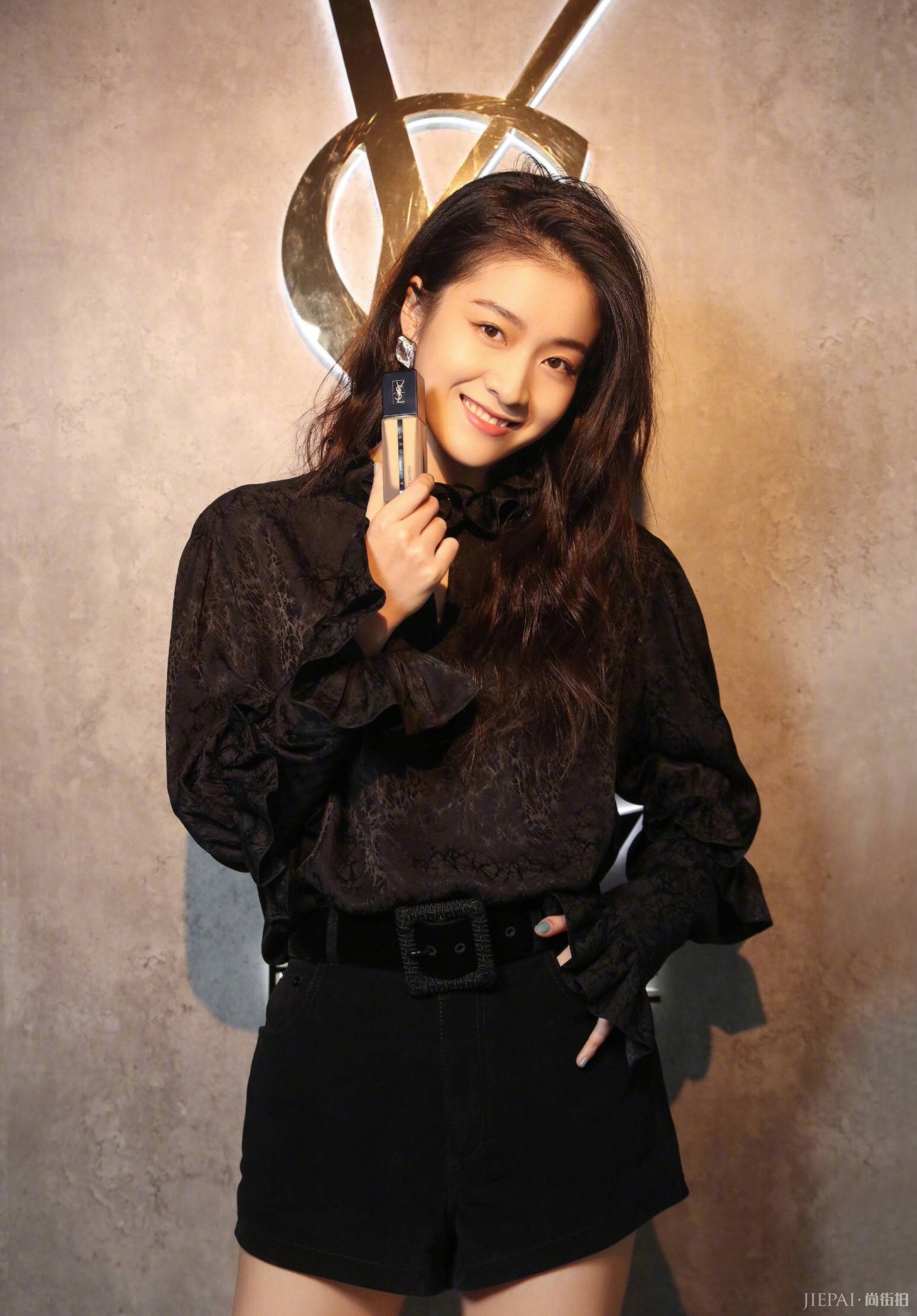 张雪迎穿黑色系就特时髦