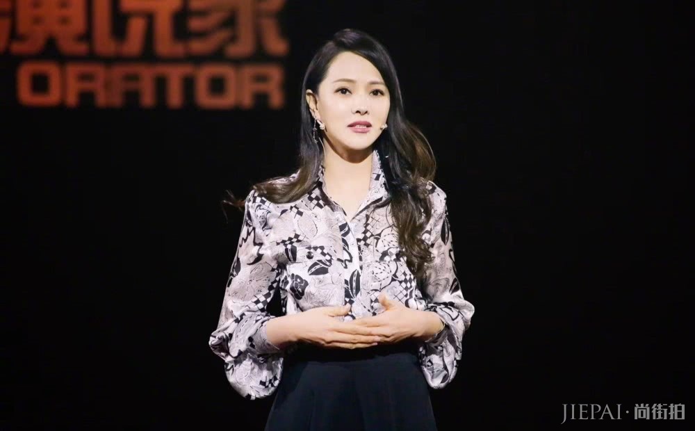 伊能静参加综艺节目《超级演说家》,衬衫搭配黑裙优雅大方