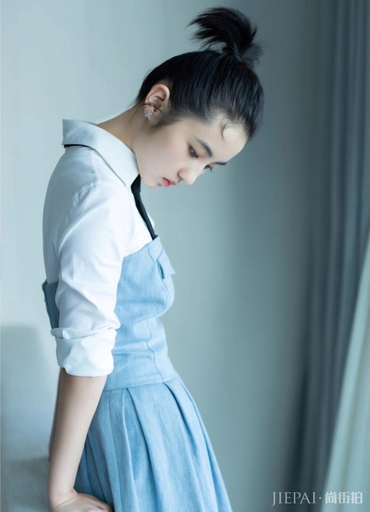 张子枫换卷发美成漫画少女,发型果真很重要啊!