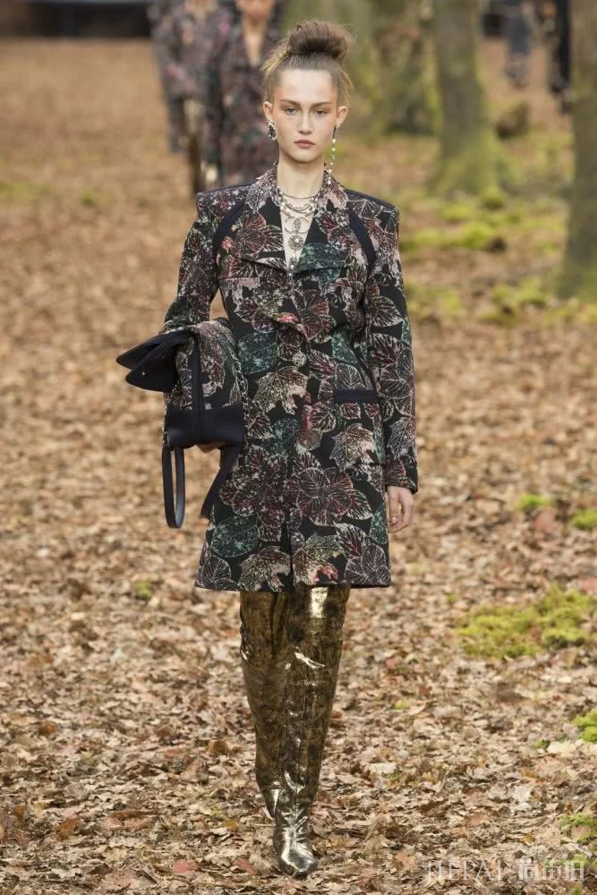 道姑头在2018年又回来了?女明星们已经都扎起来了