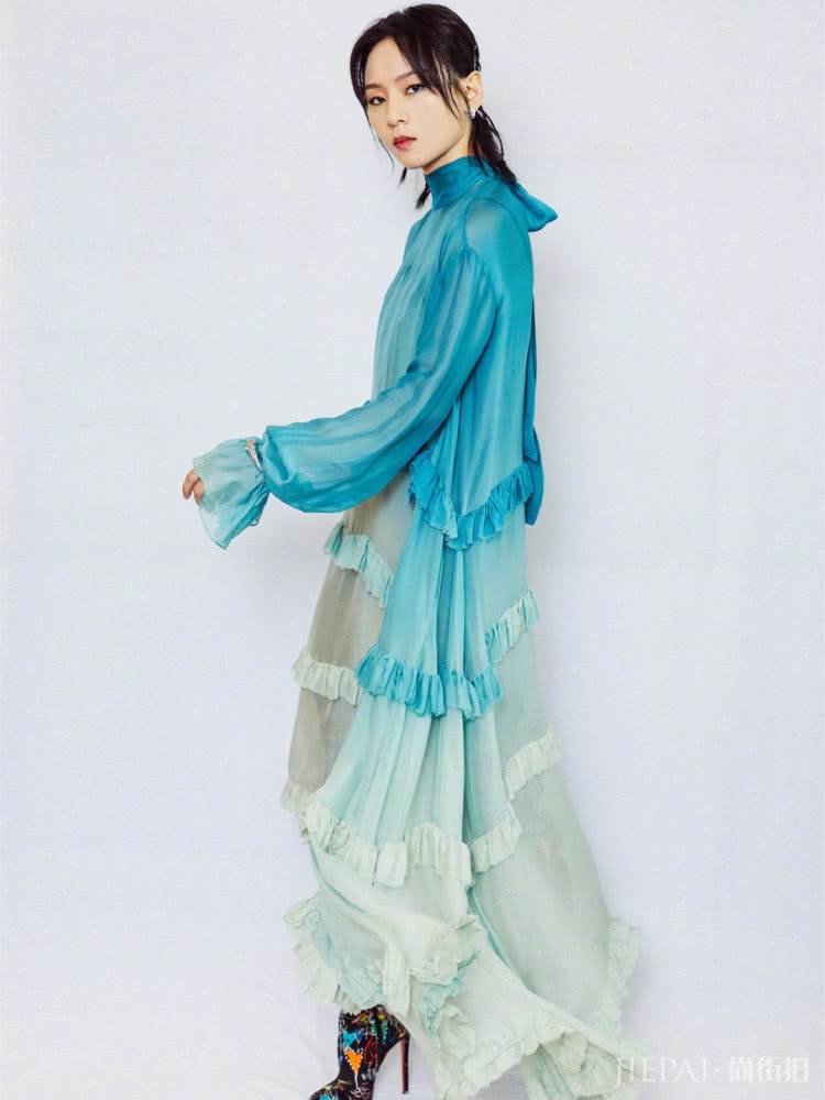 周笔畅居然爱上甜美风，但穿件蛋糕长裙就有点尴尬了！