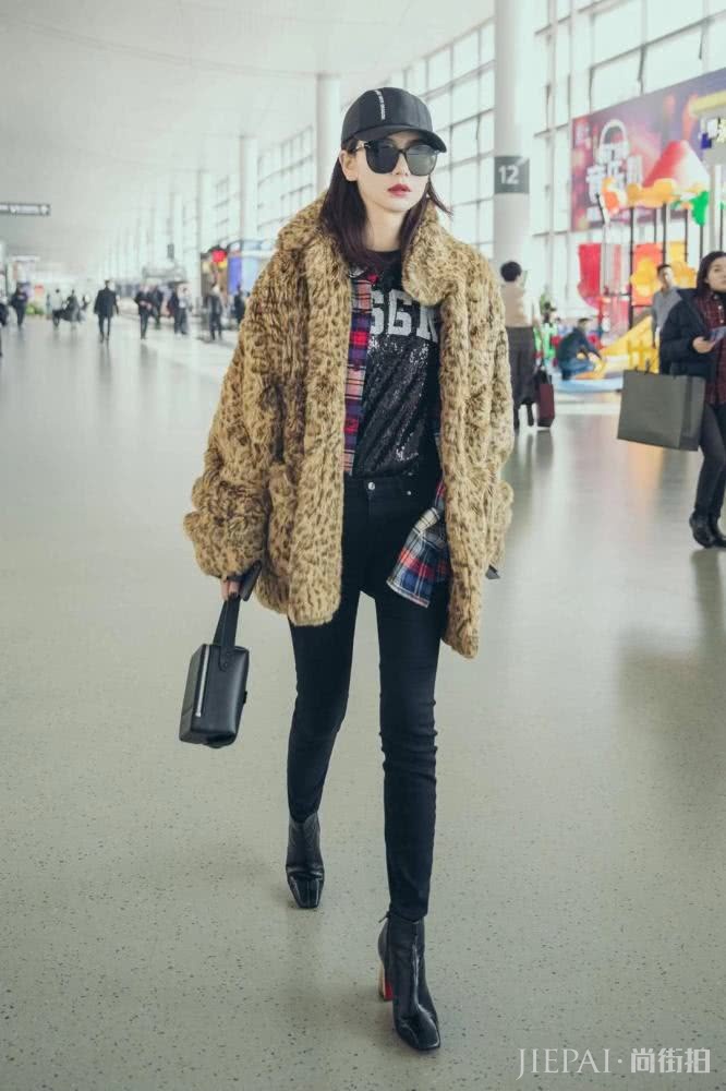 戚薇再次穿上豹纹大衣,气场全开,时髦如开挂!