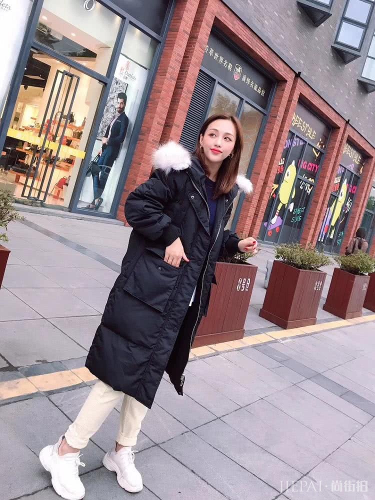 这件羽绒服想低调都很难!秋冬衣服颜值担当,要多美有多美