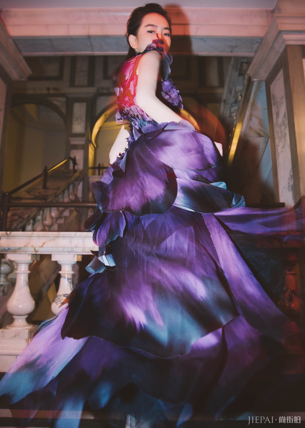 戚薇真浪费了这件“花瓣裙”,用力过度眼神超呆滞,美感全无了