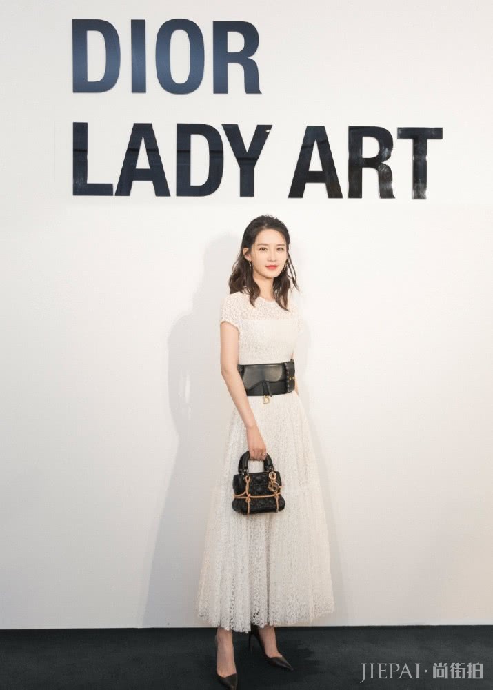 李沁蕾丝裙宽腰带穿出175气场,太美了!