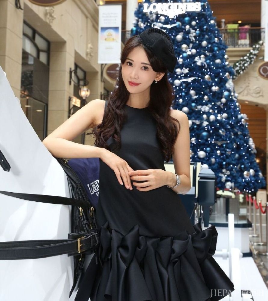 林志玲穿连衣裙秀“马甲线”减龄20岁,气场开挂