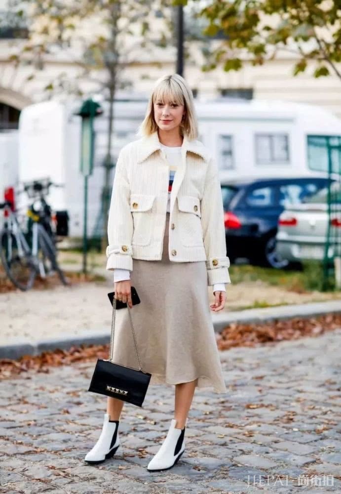 粉+灰、驼+白，这几个颜色穿在一起叫“看起来很贵”！