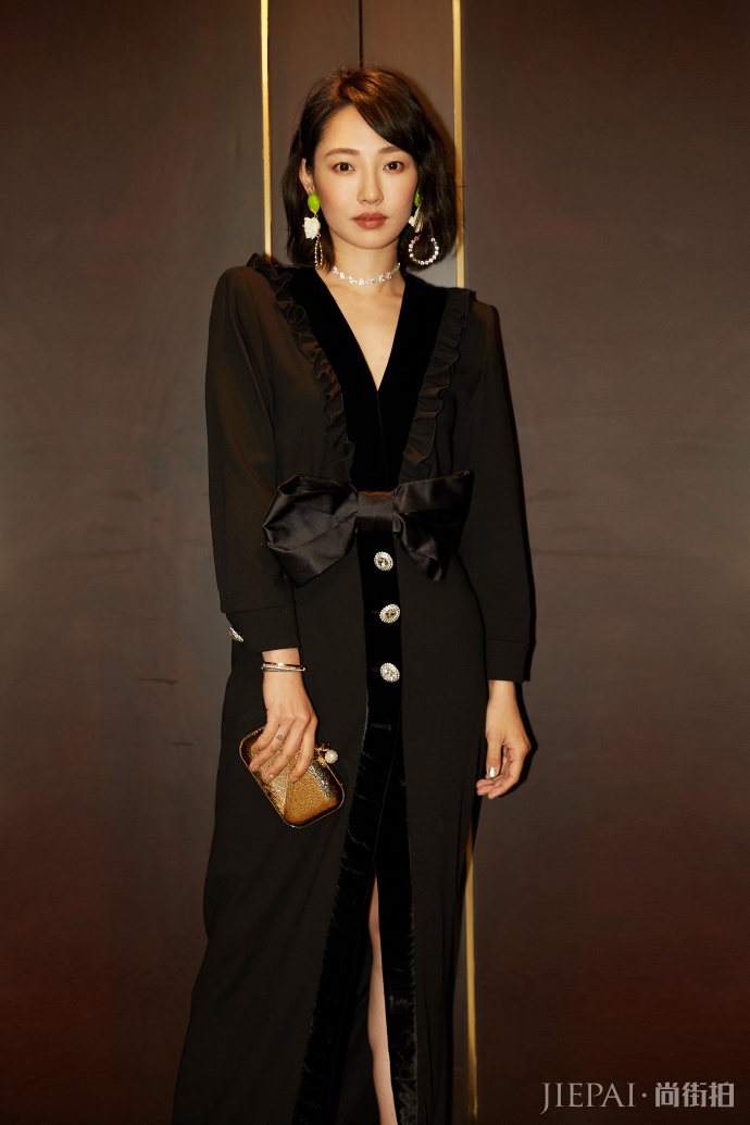 白百何把小西装直接当裙穿!杏色西装看着很舒服,这丸子头贼抢镜