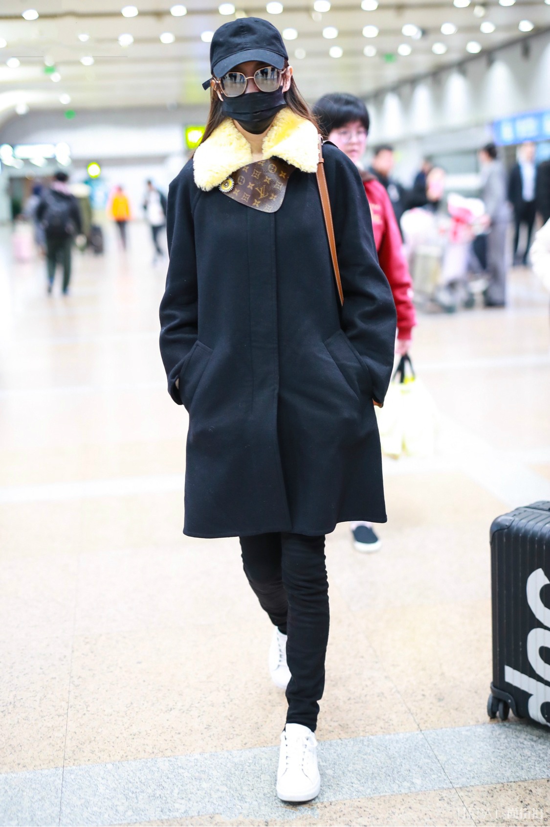 唐嫣机场秀画风大变,3万8的大衣露出LV标签