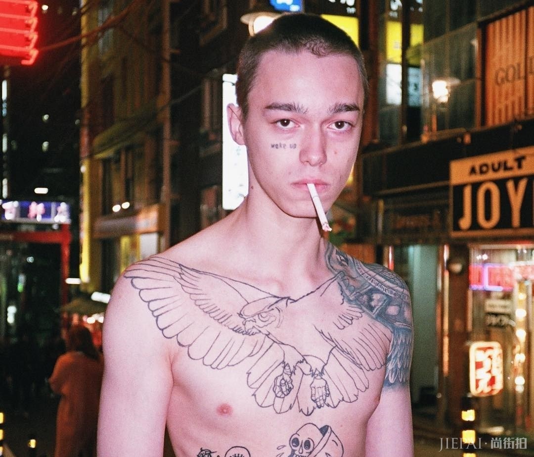 这个男孩自称是“垃圾王”、“宿醉婊”，却意外走红社交网络