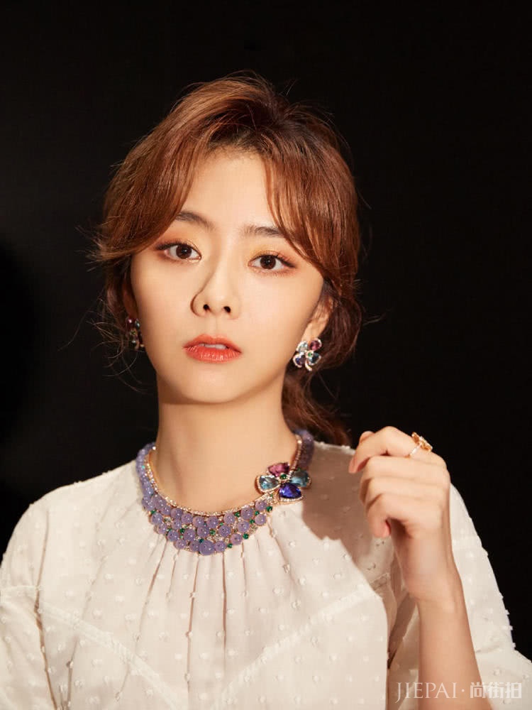 陈都灵与谭松韵,同为少女脸,穿一黑一白礼裙谁更美?