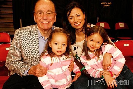 邓文迪白色吊带配英伦帽，美得认不出！