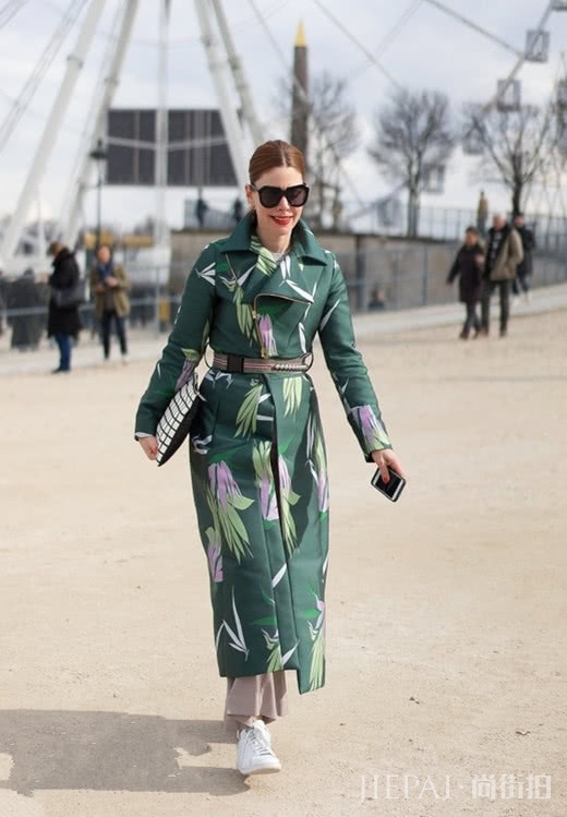 绿色大衣显白,具有青春活力