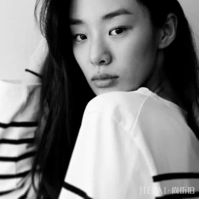 看她第一眼的人都会感叹,原来单眼皮女孩也能这么美