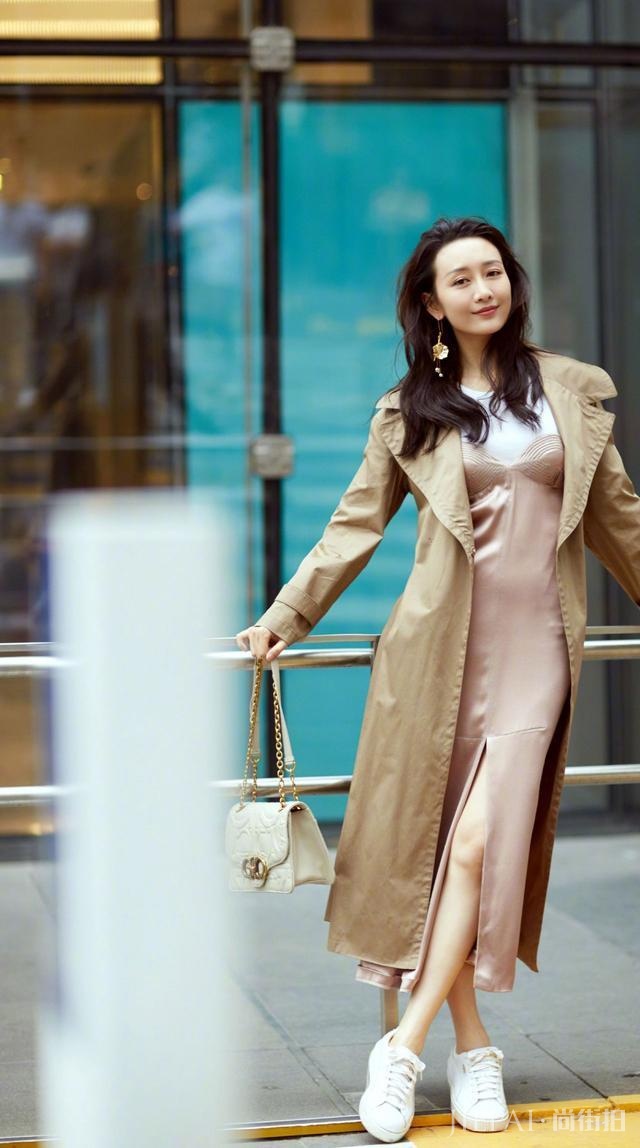 王鸥身穿绿色校服青春又复古,淑女秒变少女