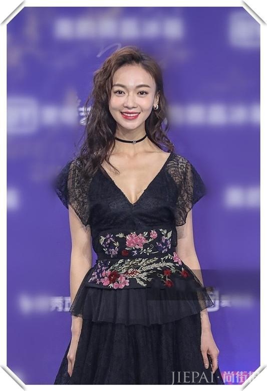 谭松韵娃娃气真别烫卷发，像吴谨言这样烫成大妈就尴尬了！