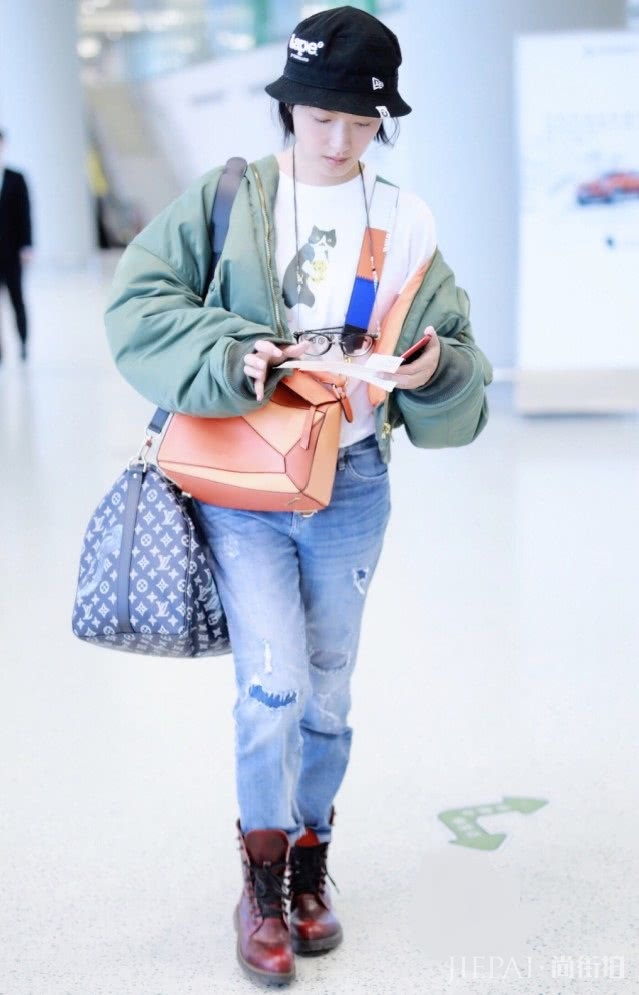 万茜穿牛仔裤就该搭配“猪血靴”,美如少女还贼帅气