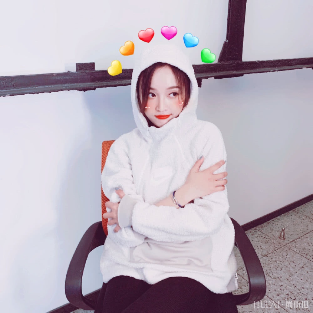 吴宣仪化浓妆太惊艳,口红性感爆棚!