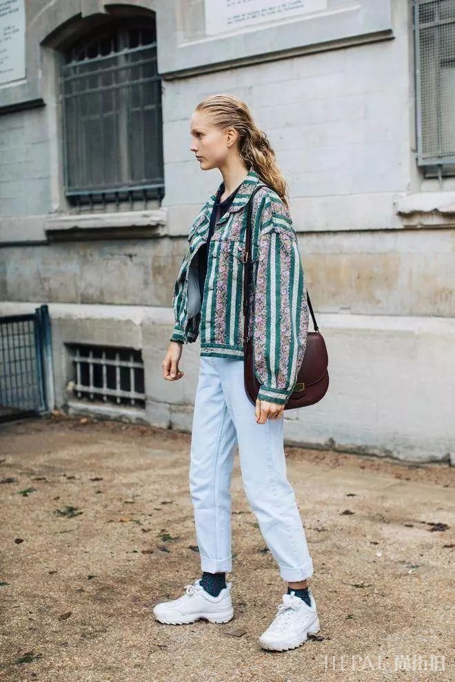 大衣+运动鞋,这样穿才最潮!