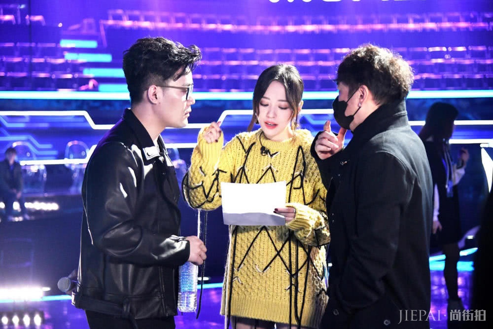 张靓颖参加综艺节目《梦想的声音》,微卷刘海搭配黄色毛衣嫩回少女