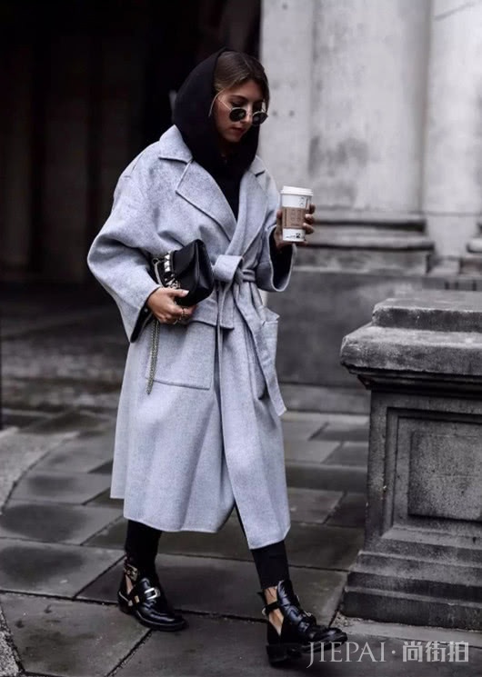 大衣怎么穿好看?看欧美女生搭配卫衣,更显独特与时尚