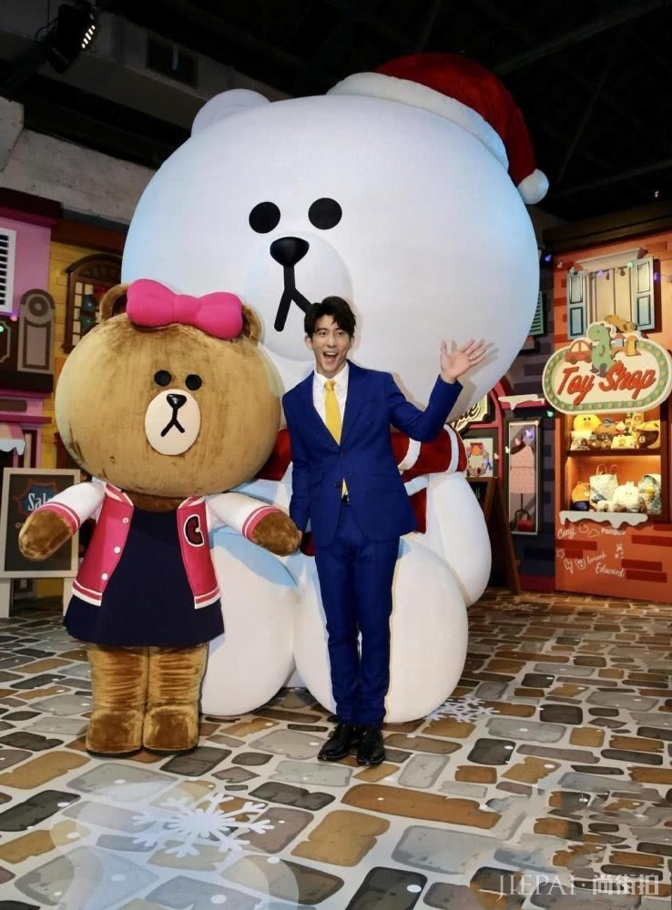 修杰楷出席活动，穿宝蓝色西装帅气有范，奶爸亲和力满分