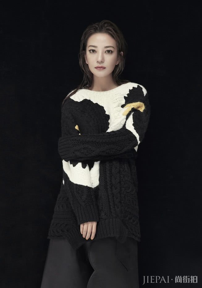 赵薇戏外穿搭也非常不错简单且时尚