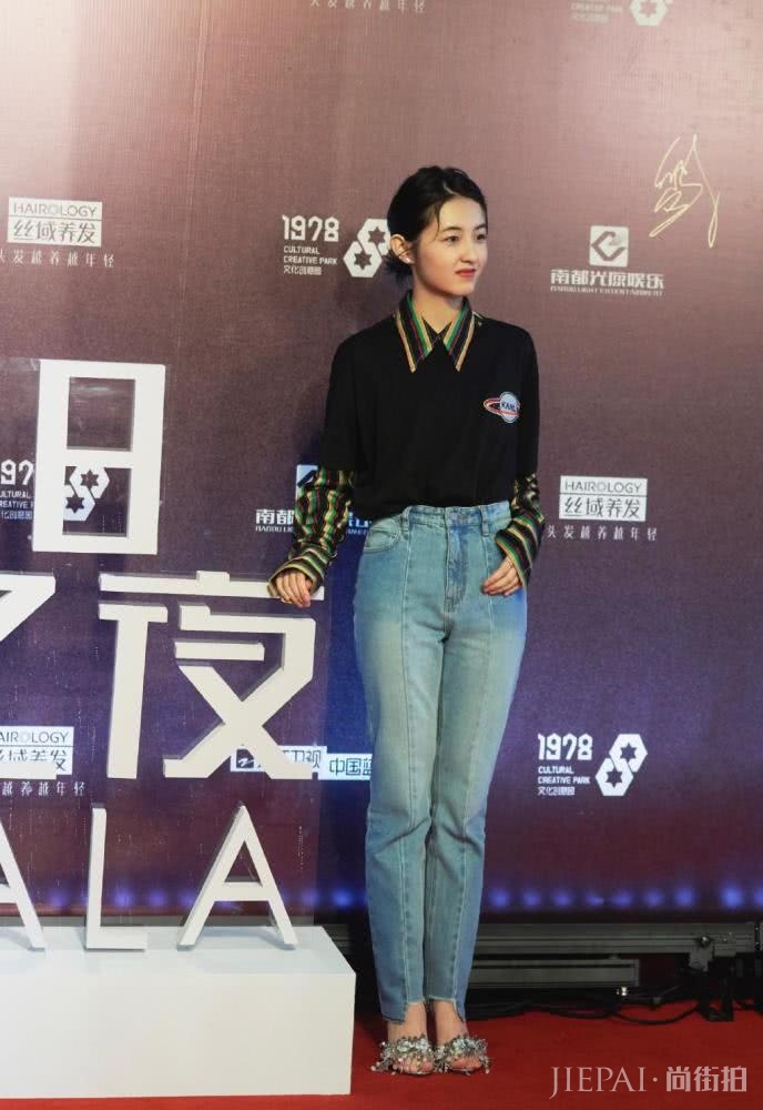 张子枫穿牛仔裤衬衣走红毯,少女感十足!