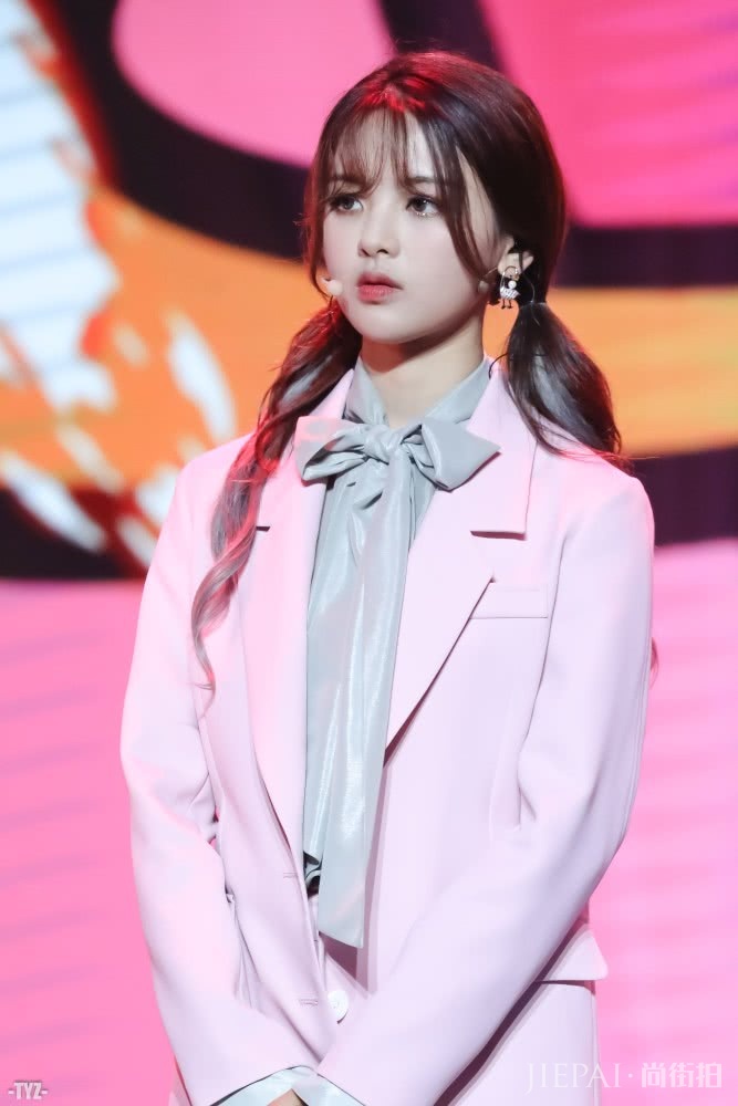 杨超越又扎双马尾了，气质变得更加甜美了