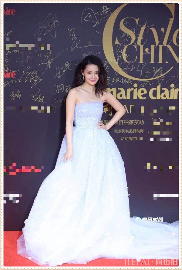 女明星们争妍斗艳,放眼望过去全都穿着薄薄的小礼服