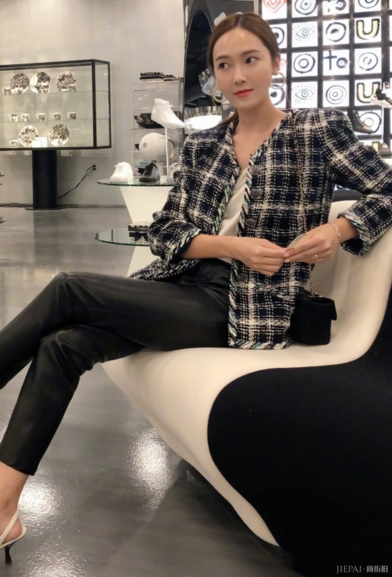 郑秀妍穿烂大街的衣服凹造型,原来是在拍洗发水广告?