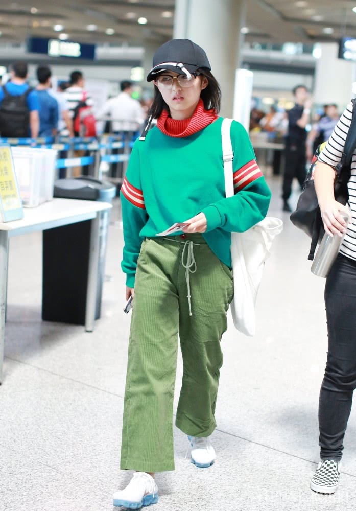 张子枫私服穿搭真心不错,学她这样穿你也能青春俏皮