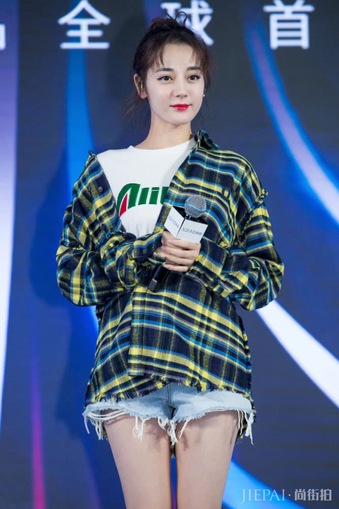 迪丽热巴、何穗罕见撞衫 为秀美腿费尽心思,谁才是真“腿精”?