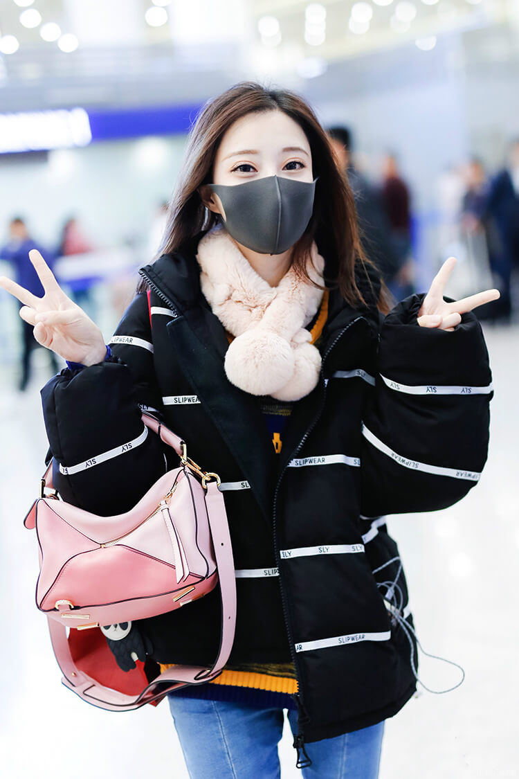 冯提莫腿细得过分牛仔裤里面穿肉色秋裤