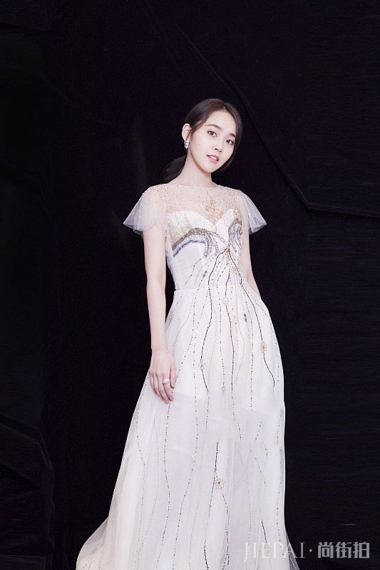 张佳宁笑容式美人“杀手”!透视纱网+拖地长裙,这才叫仙女