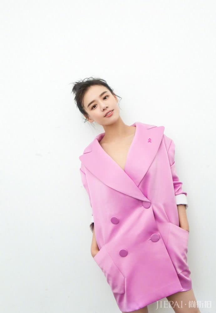 马思纯剪短发身穿大衣配草绿色围巾,超超超级减龄!