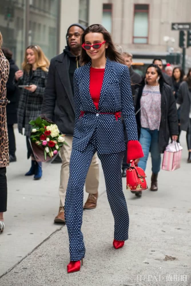 欧美街拍 新年穿红色既能喜庆又很时髦