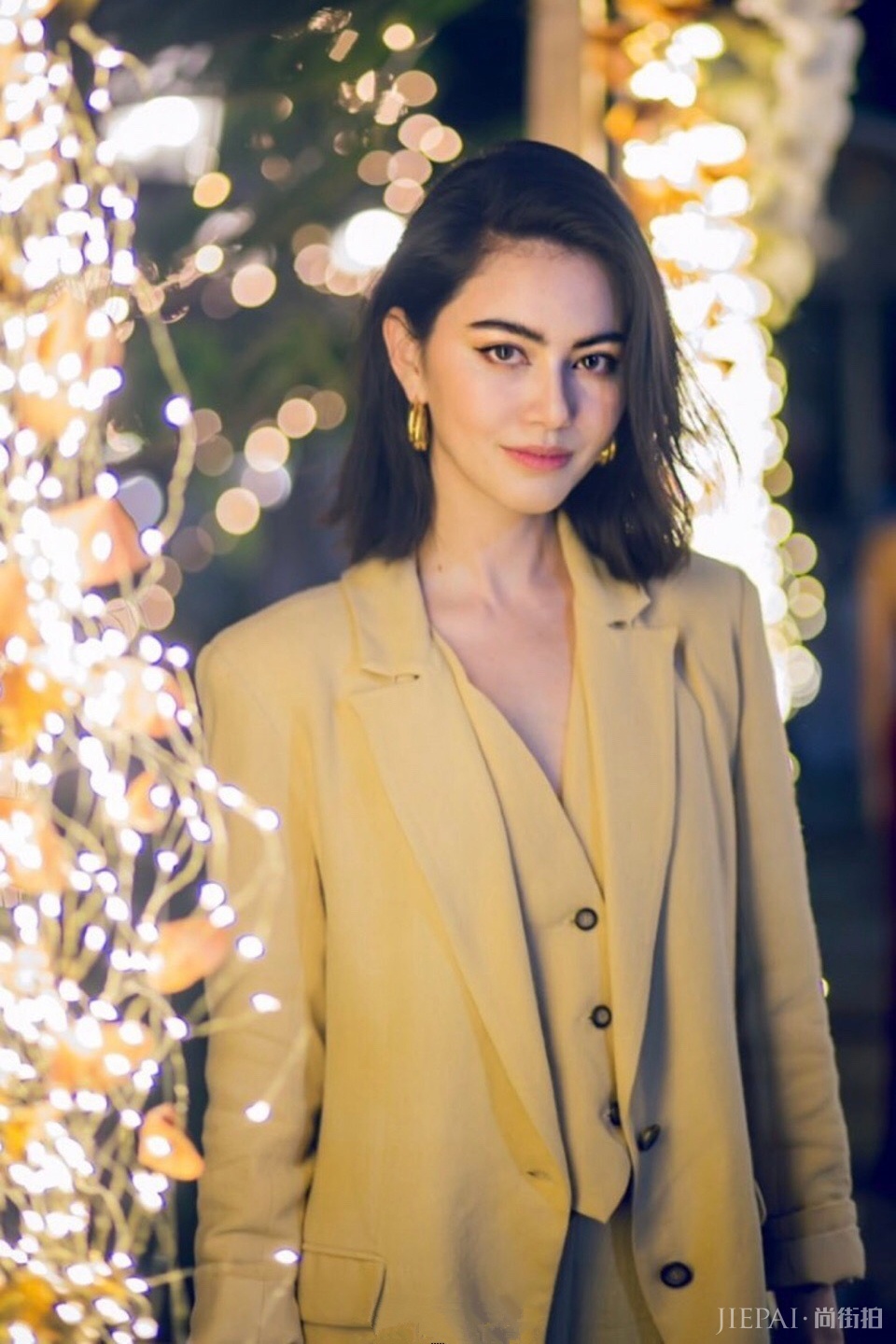 泰国小花Mai实力惊艳！参加婚礼穿的攻气十足，怕是要抢新郎风头