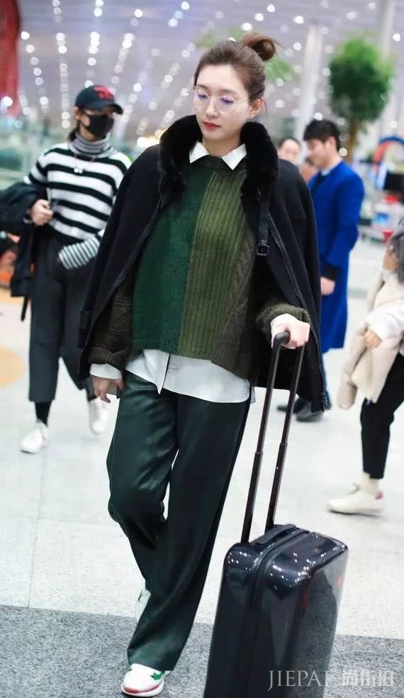 何穗戚薇示范穿羽绒皮草不臃肿