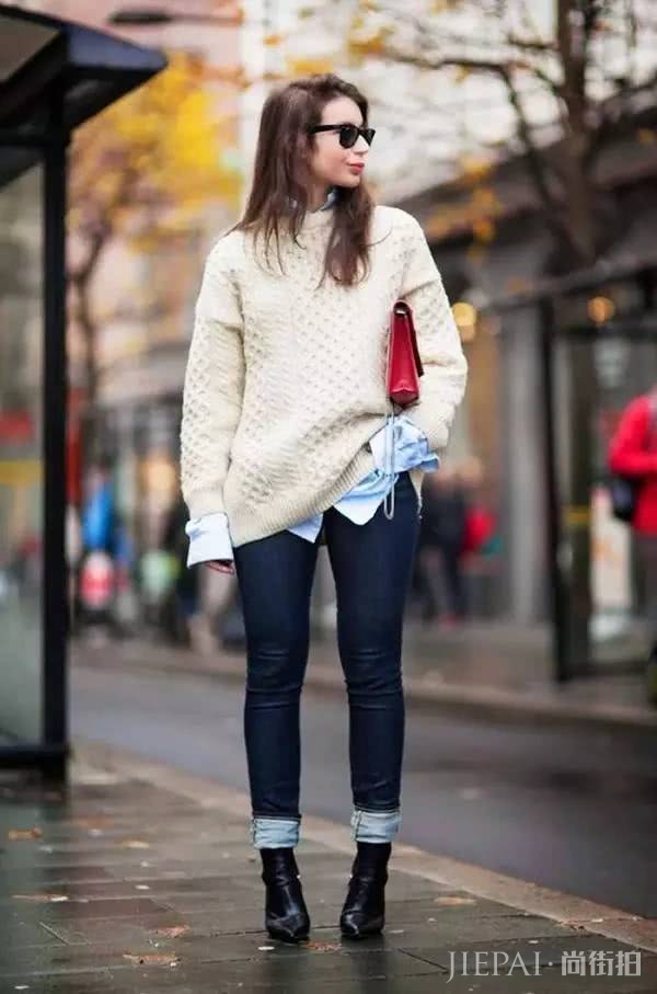 欧美街拍 毛衣+衬衫已经是今年秋冬最温暖叠搭套路了