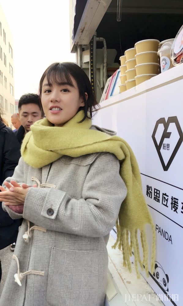 牛角扣大衣配什么裤子?马思纯搭配直筒裤温柔又时髦,真漂亮