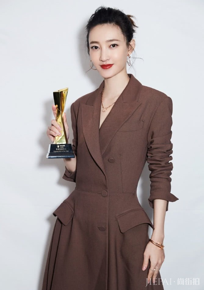 王丽坤秀出“手臂腰”,美到空气“凝固”!