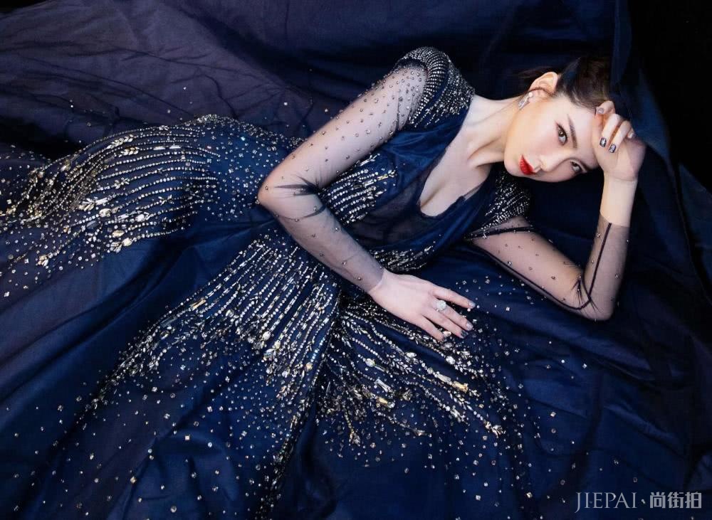 戚薇深蓝色高定礼服裙身镶满钻石,胸口事业线突出!