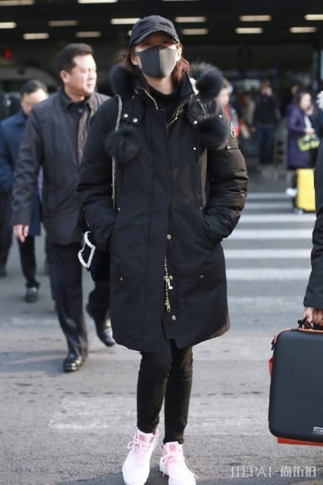 “国民闺女”关晓彤现身机场，一身黑酷帅十足，很是接地气