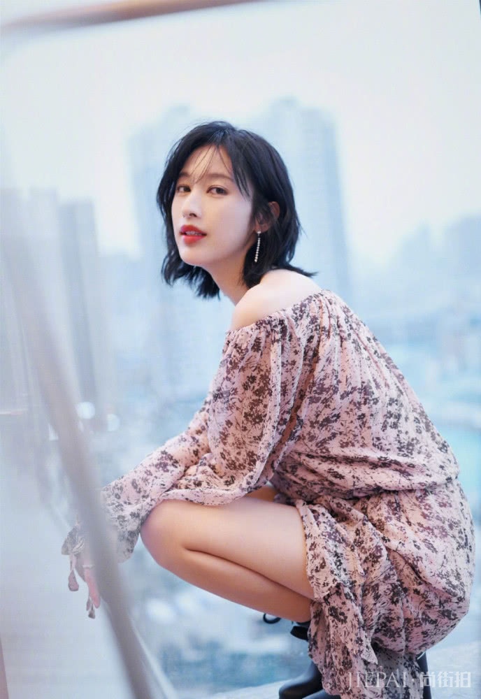 张俪剪短发搭配连衣裙气场开挂,重新美回20岁