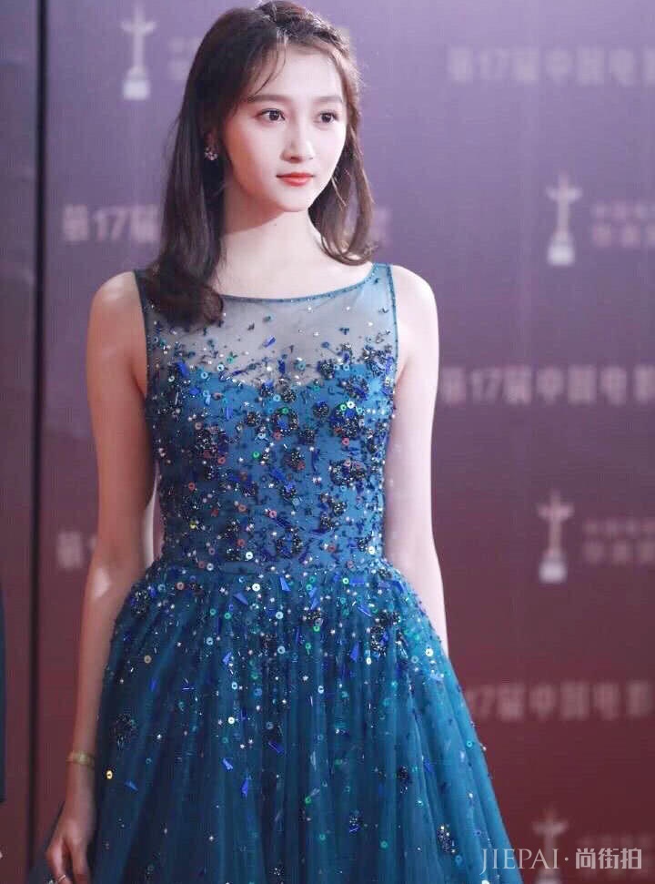 关晓彤穿孔雀蓝纱裙少女仙气飘飘,终于穿对了