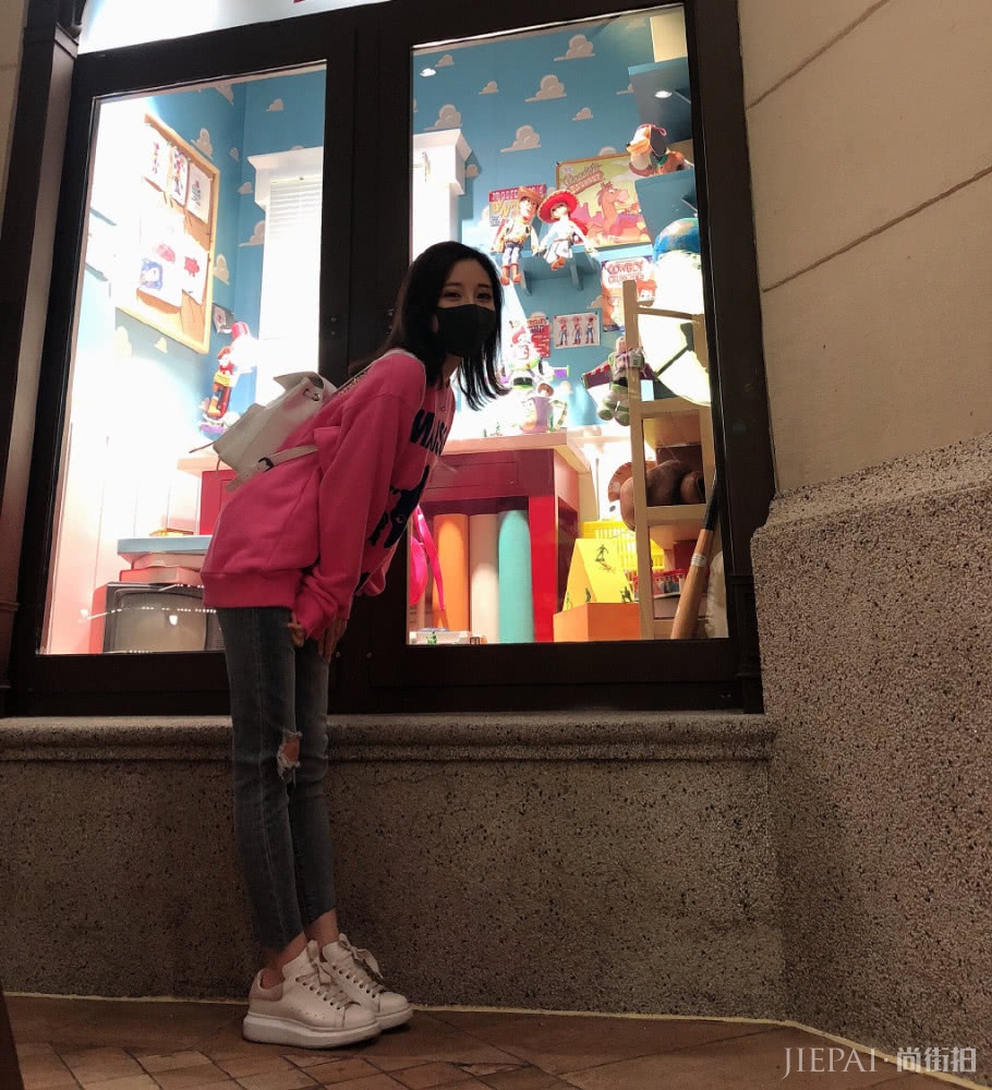 1米55冯提莫穿连衣裙，满满孩子气，被路人误认为是位“童星”