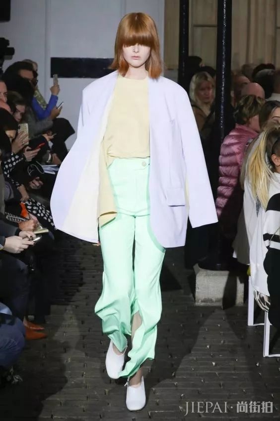 秋冬穿搭指南：不同肤色的人怎样穿衣更好？